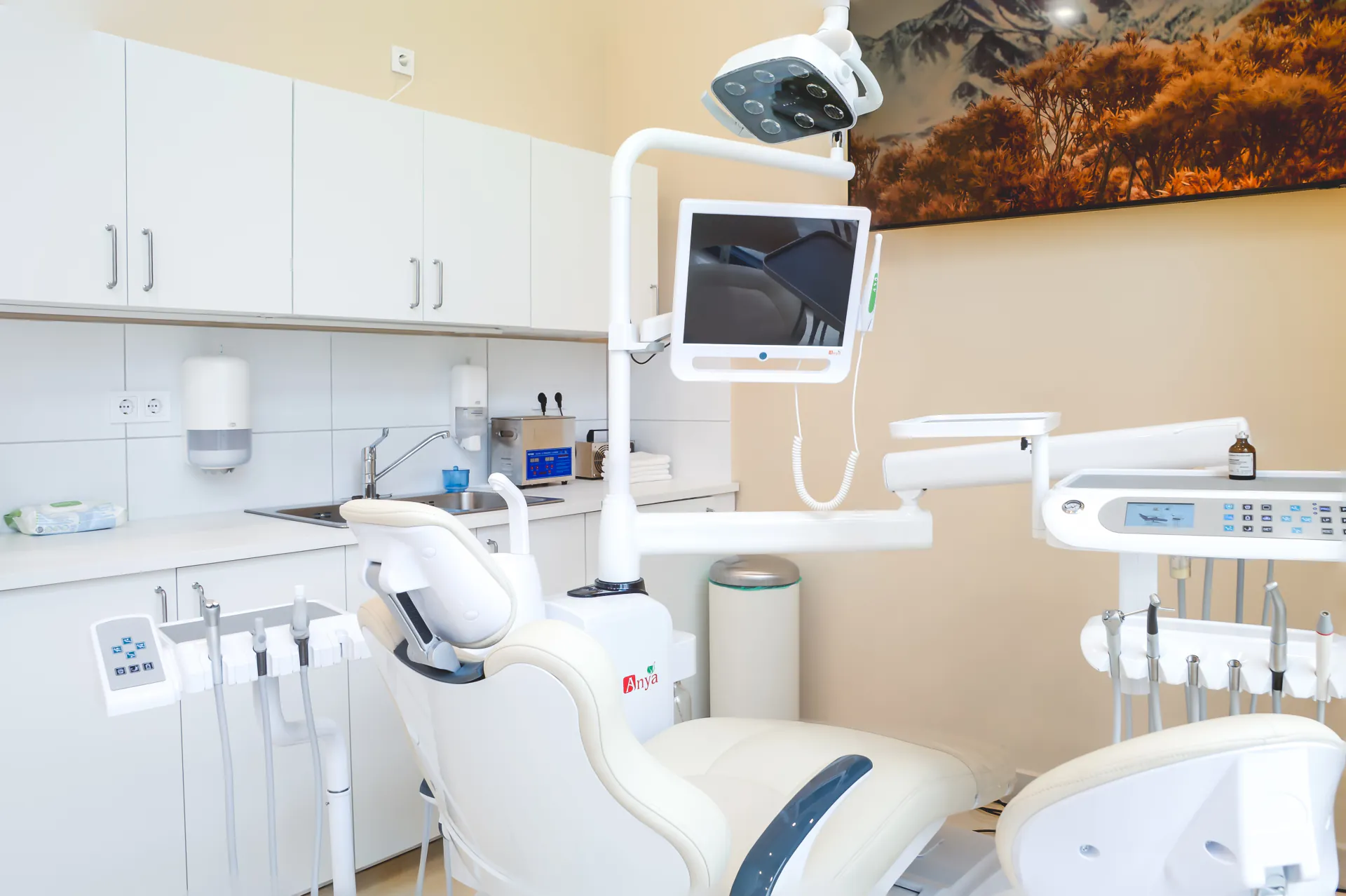 Fully equipped Budapest clinic treatment room used for full-arch implant planning